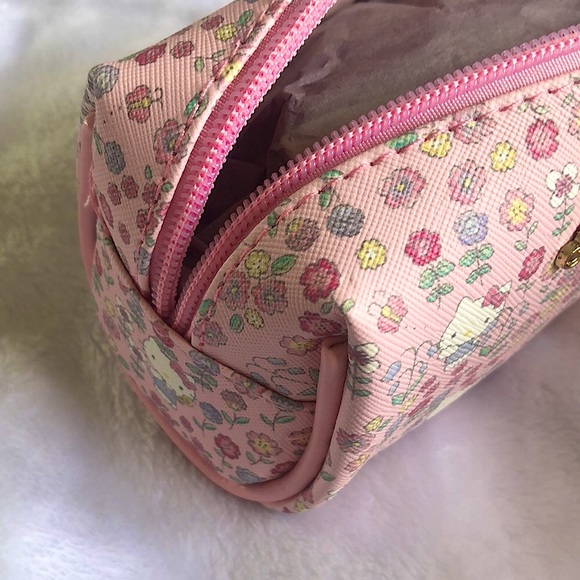 OFFICIAL LICENSED HELLO KITTY MAKEUP BAG💗 - Picture 4 of 4